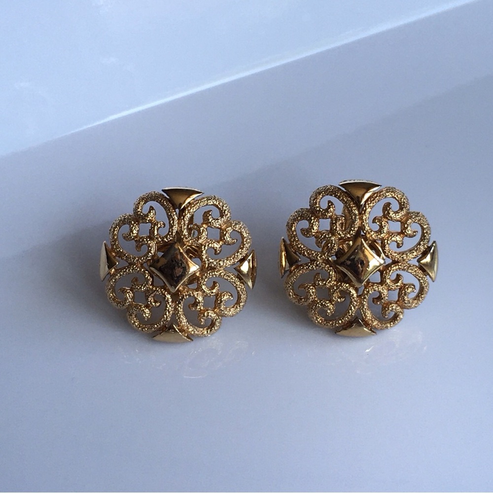 Avon “Precious Pretenders” Clip On Earrings 7/8”